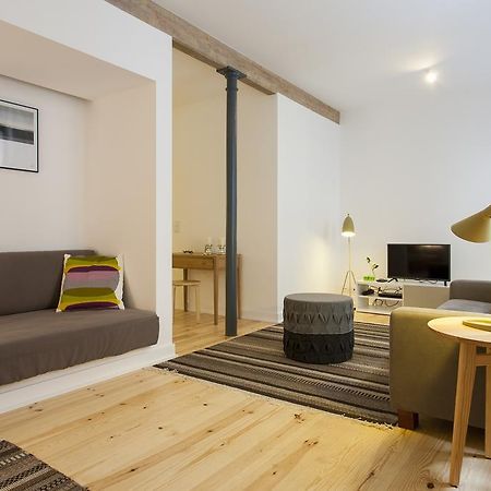 Joivy Cosy 1-Bed Flat With Workspace In Santa Catarina, Moments From Luis De Camoes Sq Lisboa Szoba fotó