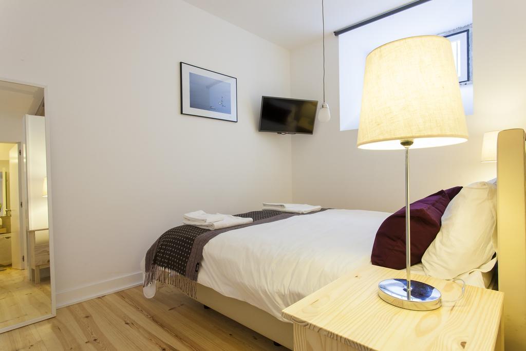 Joivy Cosy 1-Bed Flat With Workspace In Santa Catarina, Moments From Luis De Camoes Sq Lisboa Szoba fotó