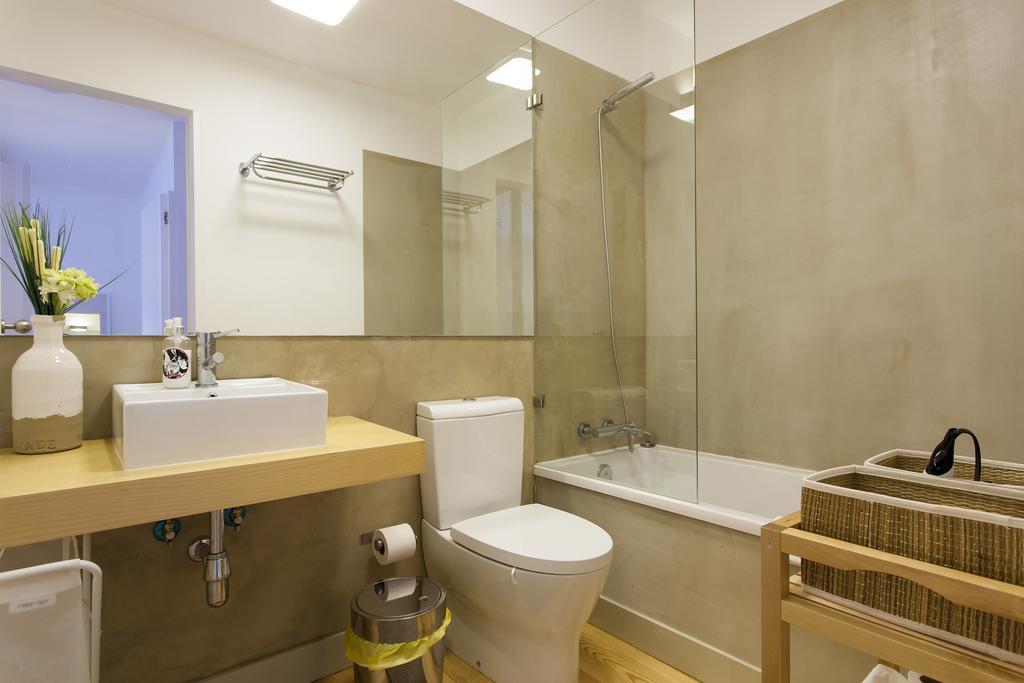 Joivy Cosy 1-Bed Flat With Workspace In Santa Catarina, Moments From Luis De Camoes Sq Lisboa Szoba fotó