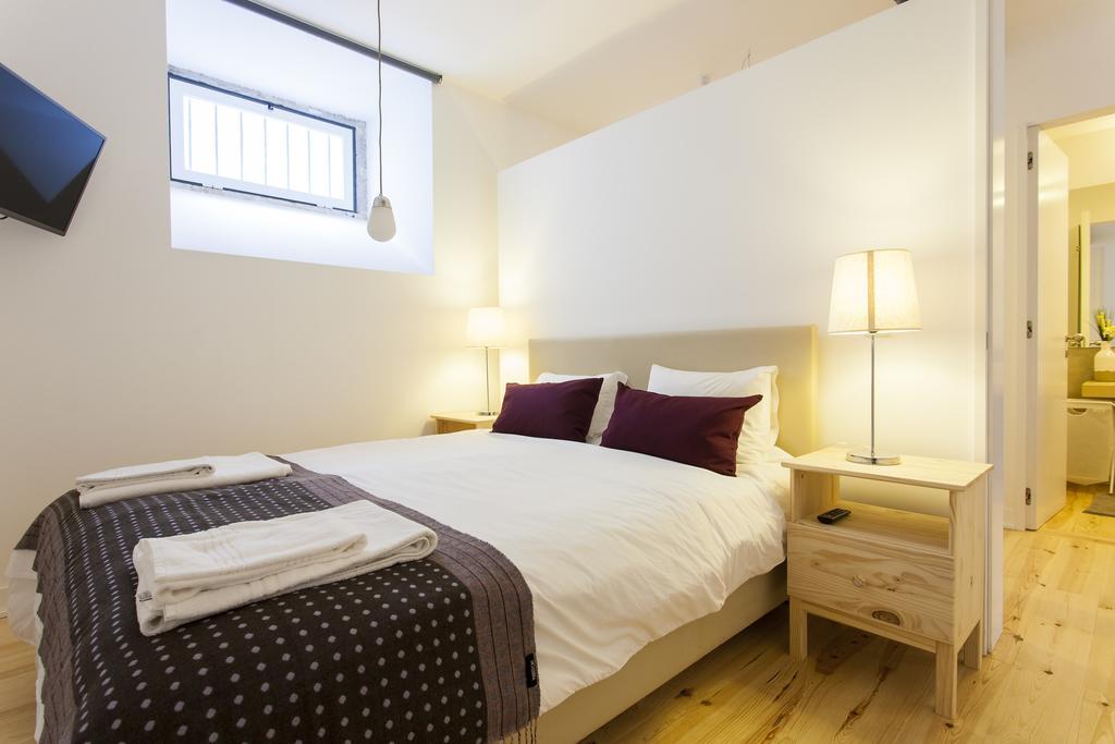 Joivy Cosy 1-Bed Flat With Workspace In Santa Catarina, Moments From Luis De Camoes Sq Lisboa Szoba fotó
