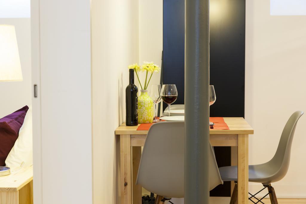 Joivy Cosy 1-Bed Flat With Workspace In Santa Catarina, Moments From Luis De Camoes Sq Lisboa Szoba fotó